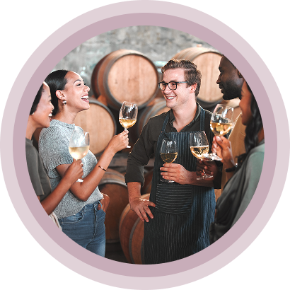 Amigos degustando vinho