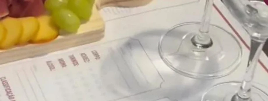 Mesa de degustação de vinhos da confraria Pissolatti Vinhos