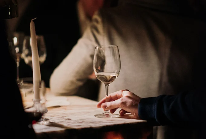 Taça de vinho servida na mesa